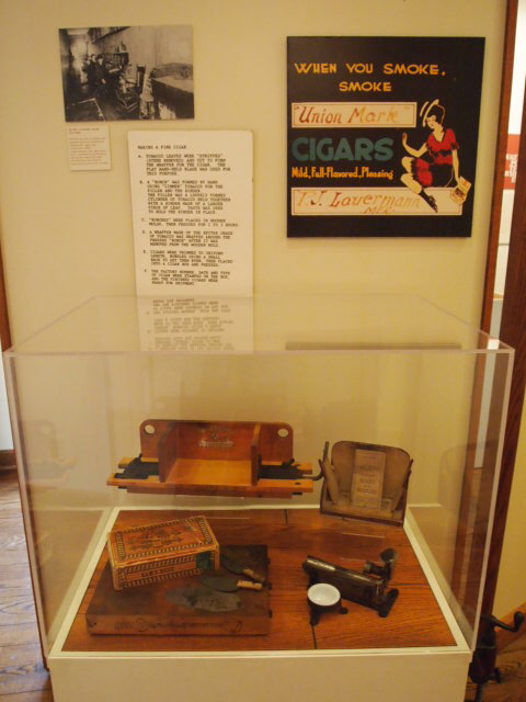Cigar factory exhibit at the Weyerhaeuser Museum. Here you can see one of the exhibit cases designed for the museum by Foster Dunwiddie. Behind the case is one of the museum's magnetic movable walls, also part of Foster's design.