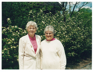 Hildur Gustafson (left) and Jan Warner waiting outside the Weyerhaeuser Museum for a school tour, c. 1990s.