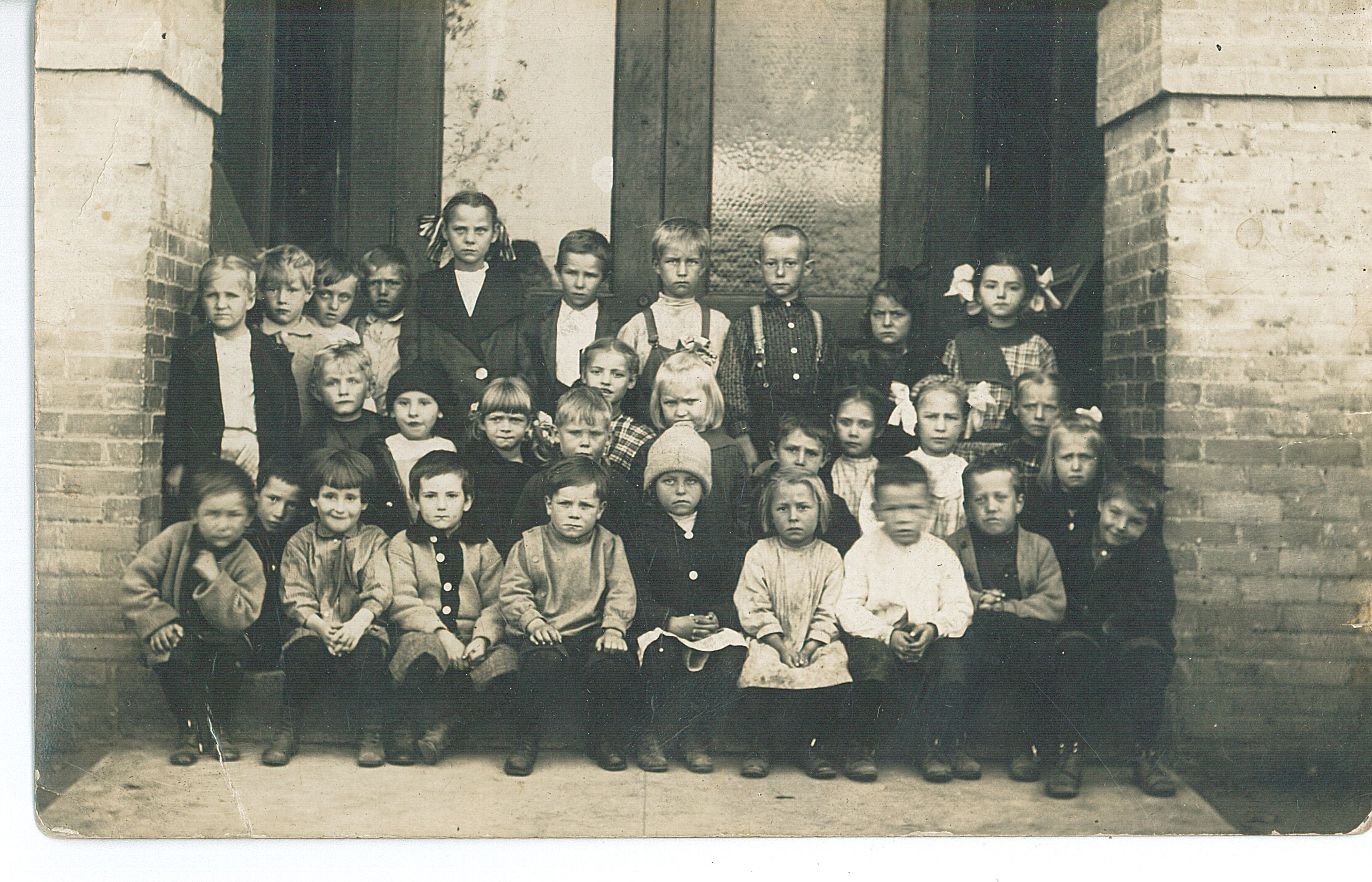 Second grad class photo, Lincoln Elementary School, Little Falls, MN, 1914. MCHS Collections #2017.74.1.